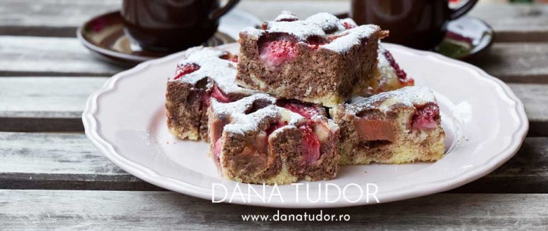 Prajitura marmorata fara gluten cu capsune si rubarba