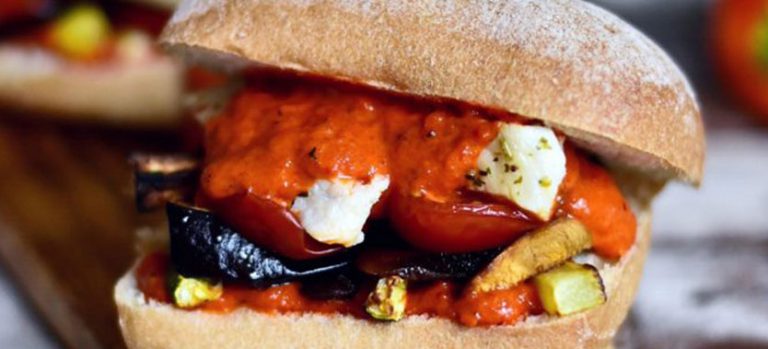 Sandwich cu sos de ardei copti