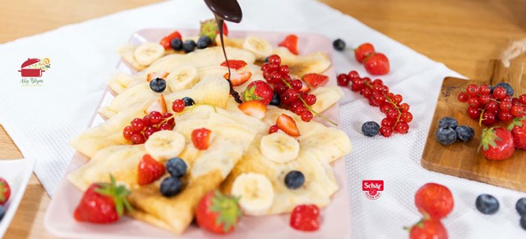 Clătite fără gluten cu sos de ciocolată și cireșe