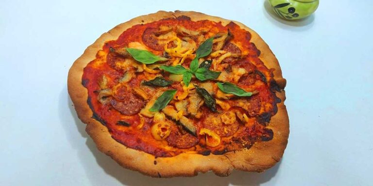 Pizza napoletana fără gluten cu salam și ciuperci