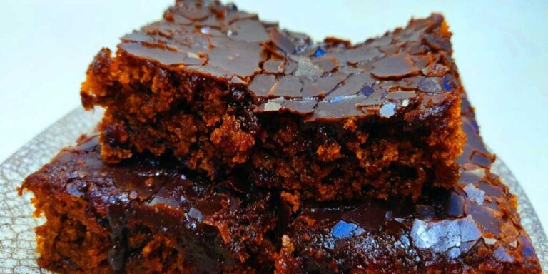 Prăjitură vegană fără gluten cu gem și glazură de cacao