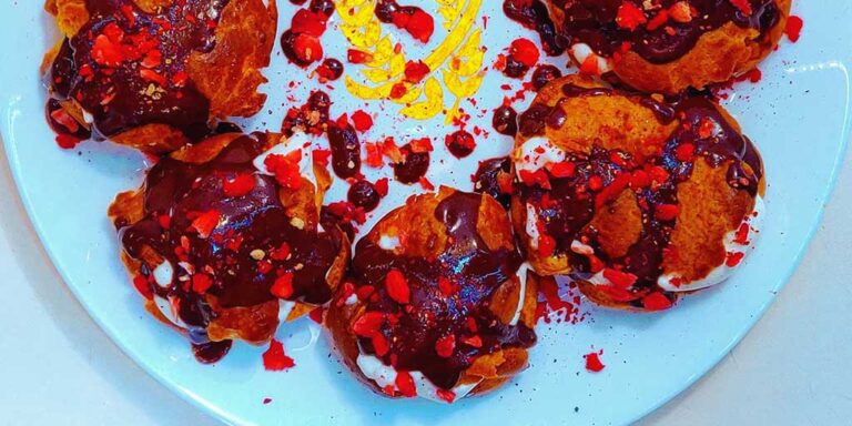 Profiterol fără gluten cu frișcă și sos de ciocolată