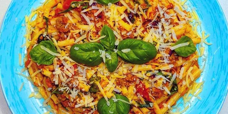 Spaghete fără gluten cu ton, roșii cherry și rucola