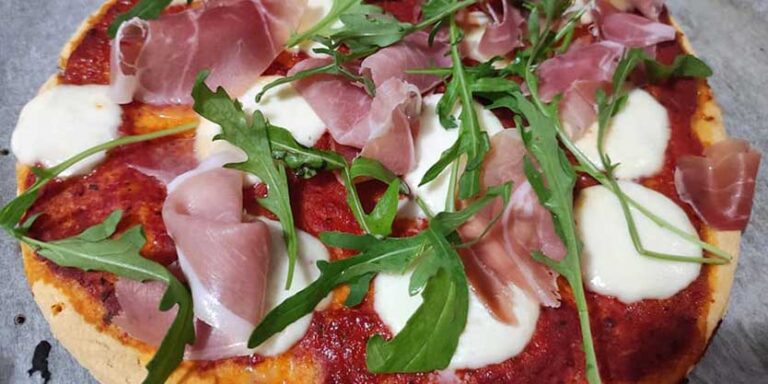 Pizza fara gluten cu mozzarella si jambon