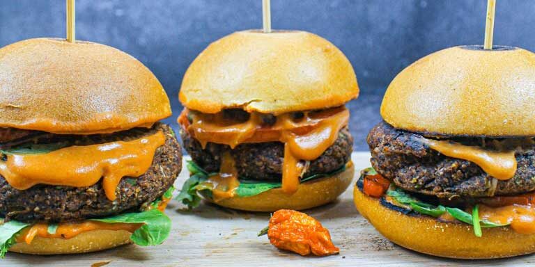 Burgeri fără gluten și vegani, cu fasole neagră