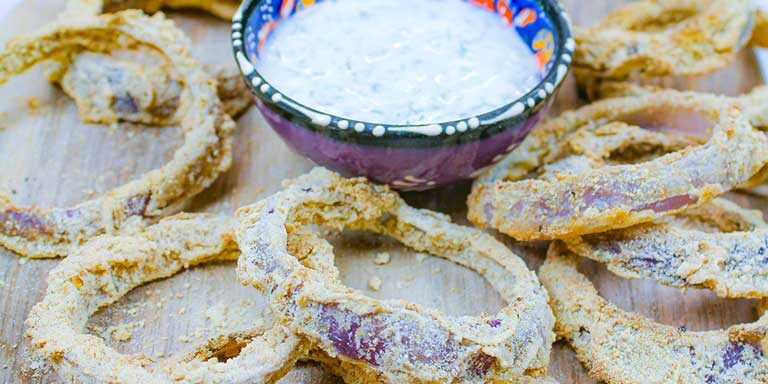 Inele de ceapă fără gluten cu sos tzatziki vegan